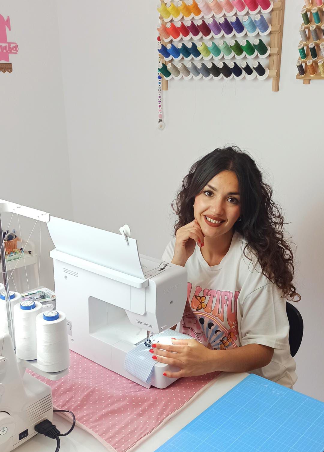 Anabel en su taller de costura